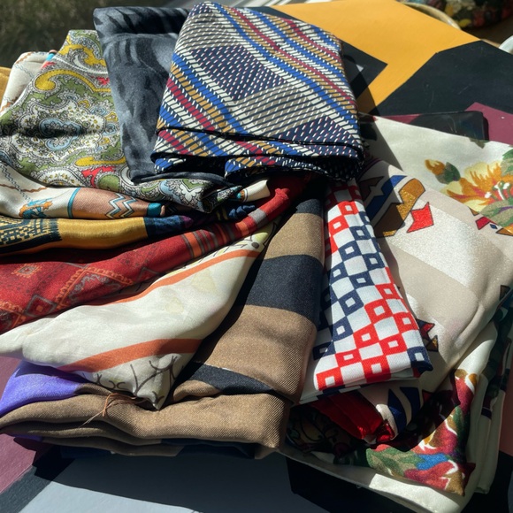 Silk scarves & Roses - Picture 2 of 5